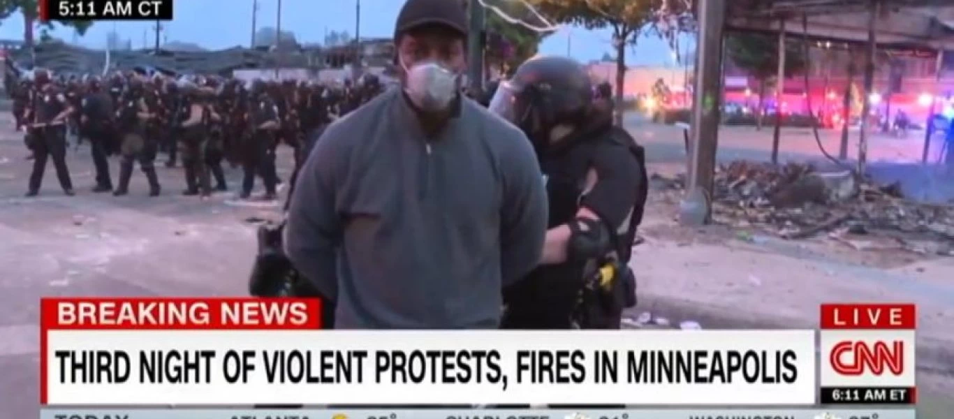 «Φθηνό» κόλπο δημοσιότητας από το CNN: Ρεπόρτερ του παρεμπόδισε τους αστυνομικούς για να τον... συλλάβουν (βίντεο)